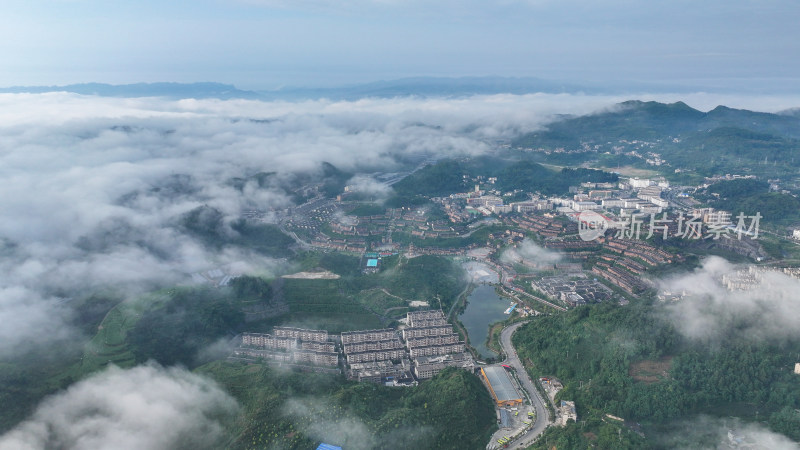 4k航拍晴隆阿妹戚托小镇 云雾缭绕小镇