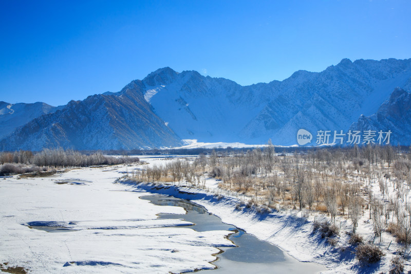 中国西藏冬季拉萨河雪景及拉萨河大桥