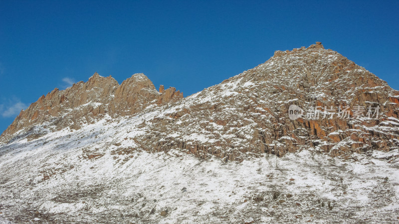 白雪皑皑的群山映衬着天空