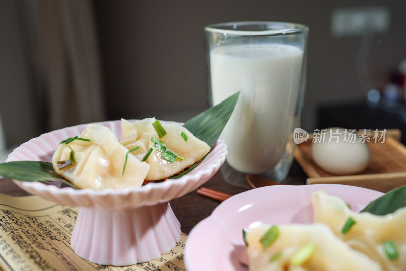 桌上盘子里的饺子特写镜头