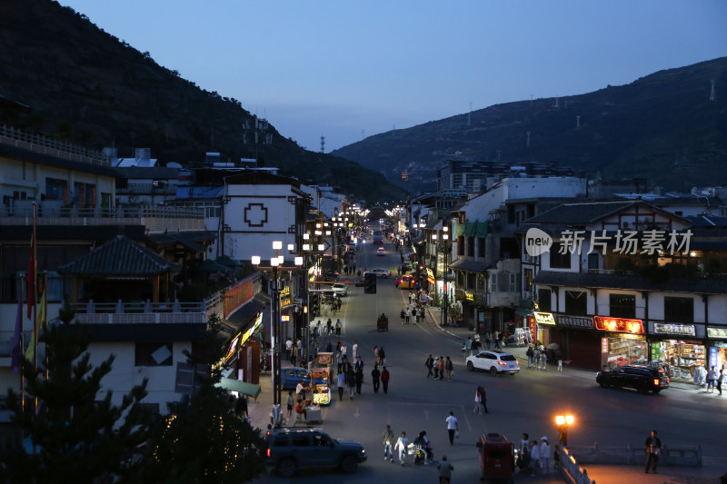 四川阿坝州松潘县城街道夜景