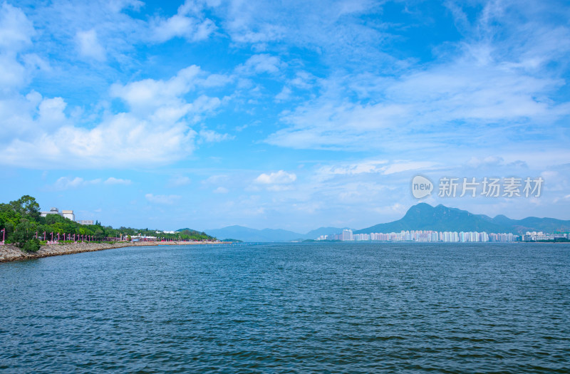 香港大埔墟滨海公园与海岸住宅建筑群