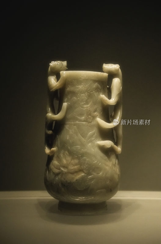 明代青玉螭耳壶