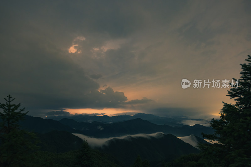 杭州富阳安顶山群山树林云海闪电夜景