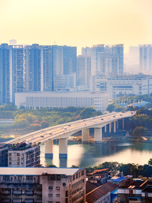 南宁城市中的跨河大桥与林立高楼的景观