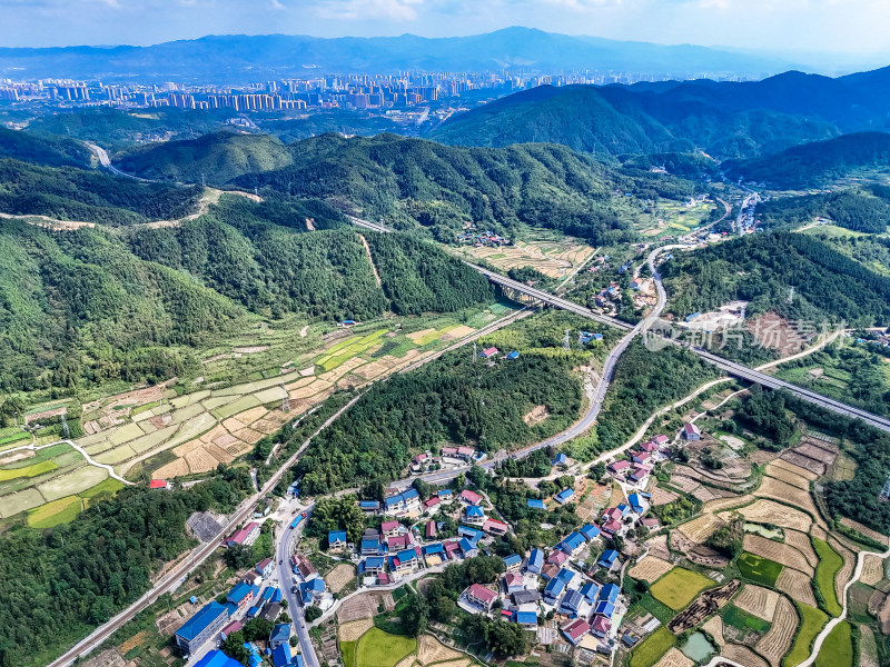 美丽乡村丘陵绿色植物航拍图