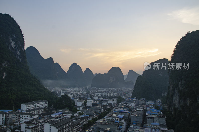 广西桂林阳朔 喀斯特峰林小镇全景