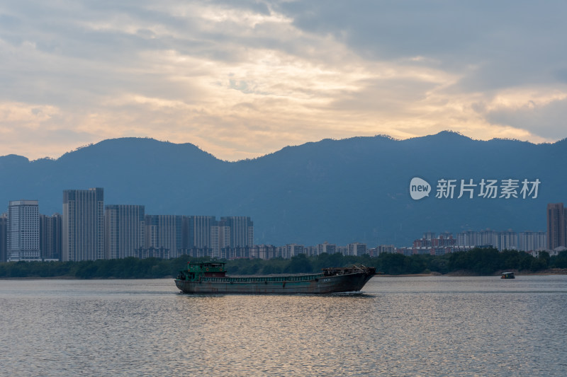 水上行船的城市山水风景