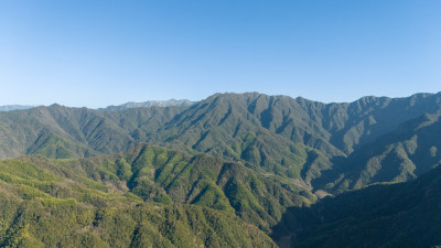 连绵起伏的绿色山峦