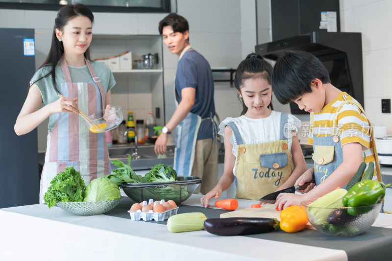 年轻父母教孩子学做饭