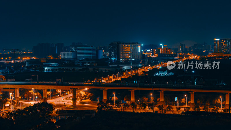 城市夜景下的高架桥灯火通明