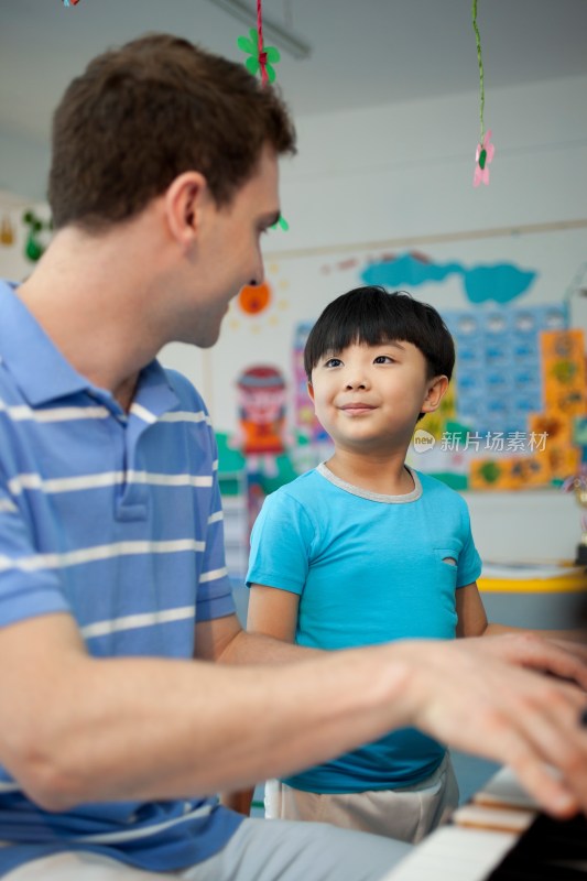 外教男老师和儿童弹钢琴