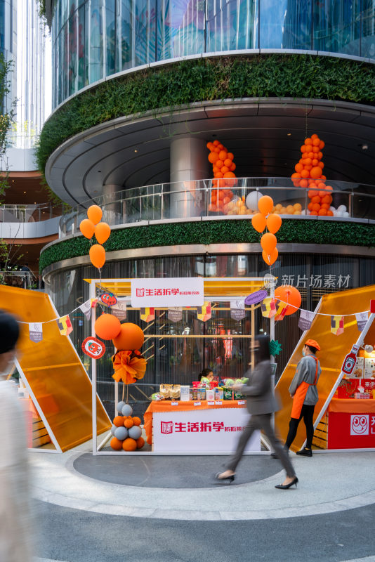 商场外生活哲学品牌促销摊位