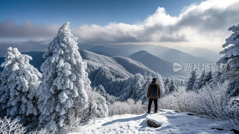 雪后雾凇山间徒步的背包客