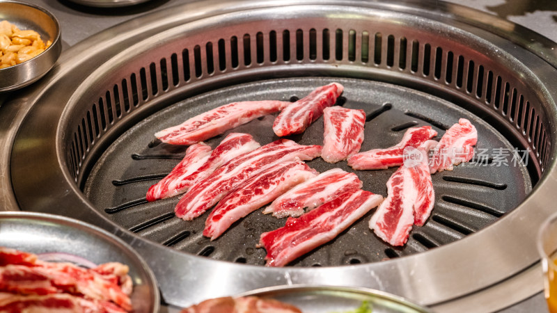 餐桌上的牛肉烤肉美食多角度特写