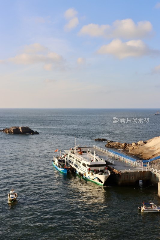 海岸边有船停泊/天空的云像棉花糖