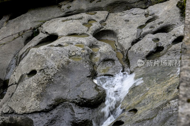 重庆酉阳：干涸的溪沟涨水了