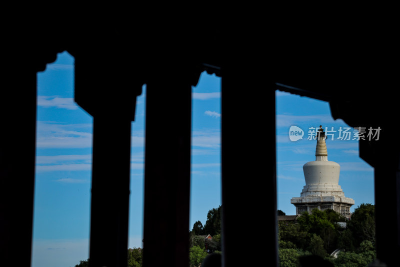 透过古建筑看白塔