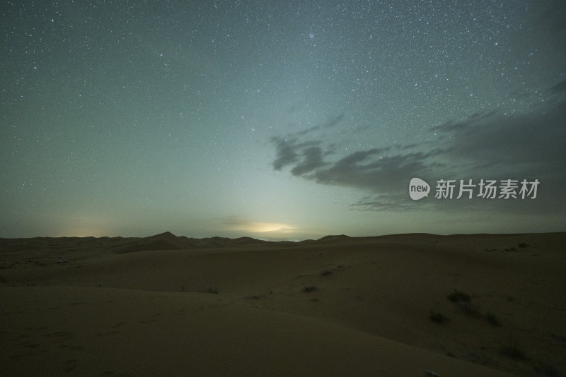 沙漠中的璀璨星空夜景