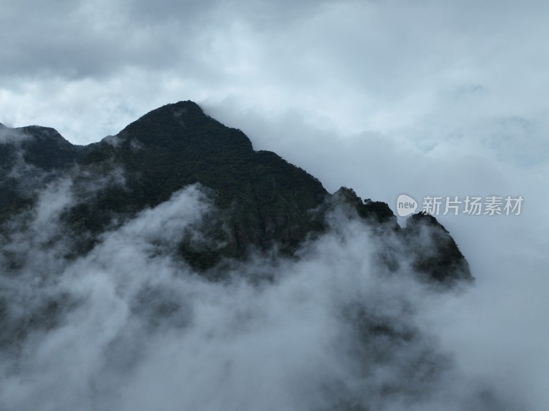 大山云雾缭绕露出顶峰自然风光壮丽圣堂山