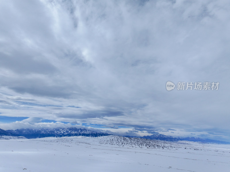 中国新疆阿勒泰冬季雪景茫茫雪原与雪山