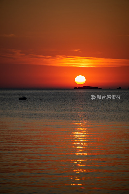 山东烟台第一海上浴场栈桥海上日出景观