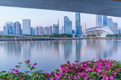 广州珠江海心桥与珠江新城高楼建筑黄昏景色