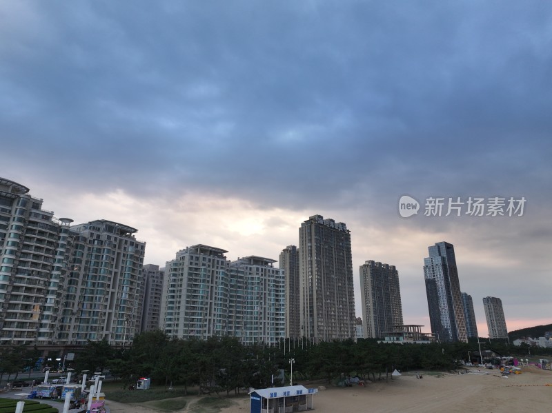 航拍威海国际海水浴场沙滩的秋季风景