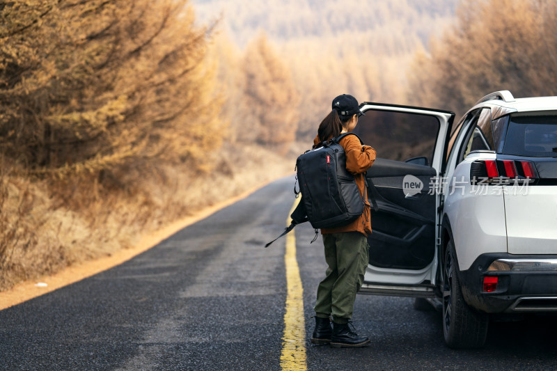 徒步旅行的年轻女子搭车