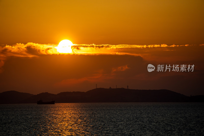 山东烟台东山栈桥海上日出海天相接一色景观