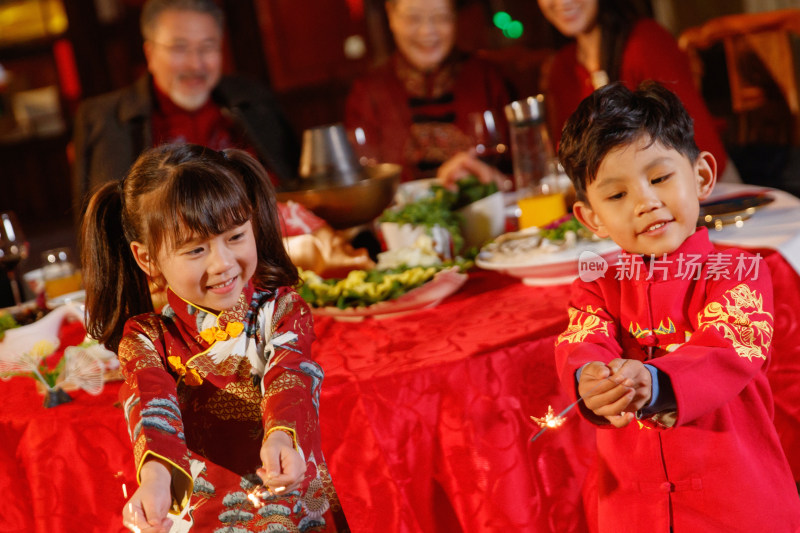 快乐儿童庆祝新年