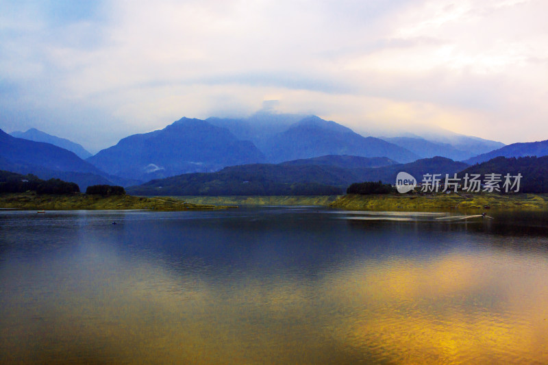 自然风景湖泊桌山瓦屋山