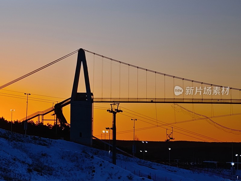 雪地上的桥梁日落景象