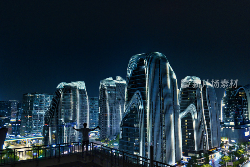 夜间夜空照明建筑物的高角度视图