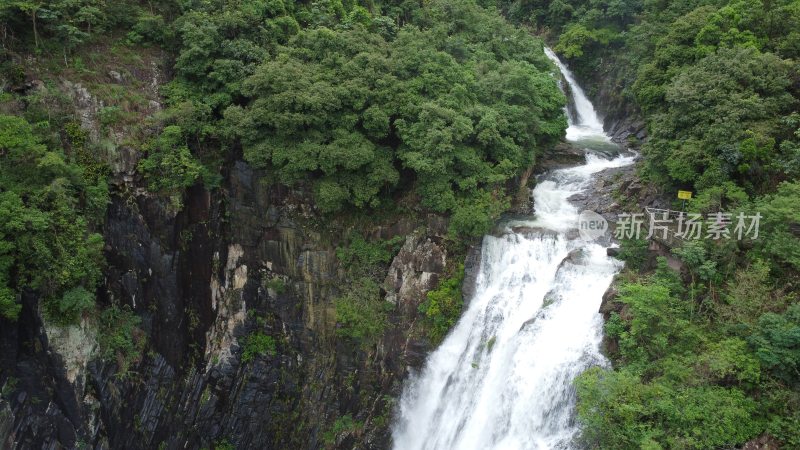 “东莞第一瀑”黄茅田瀑布雨后水量充沛