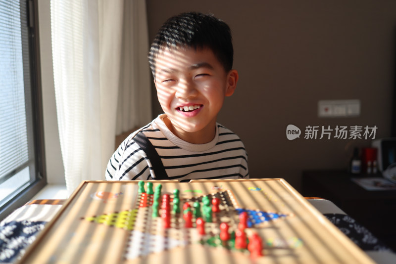 正在下跳跳棋的中国小学生