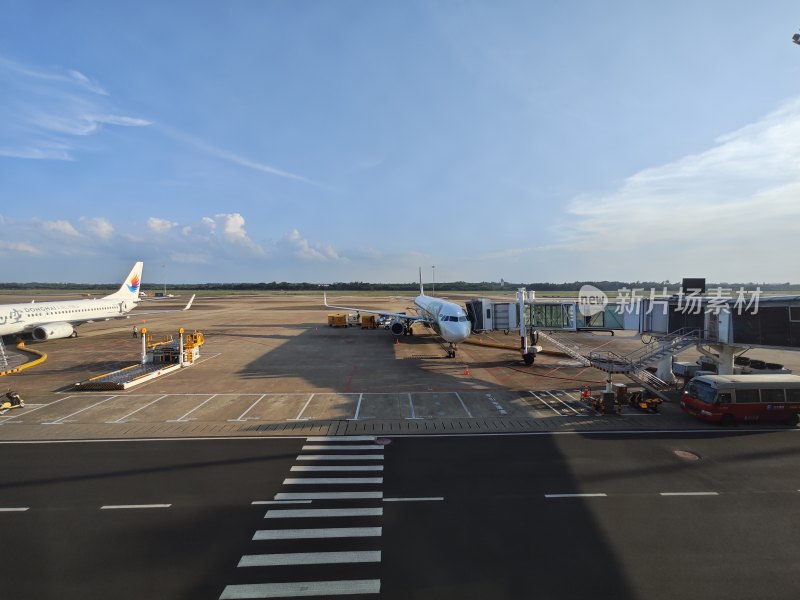 飞机停靠在海南海口美兰机场航站楼