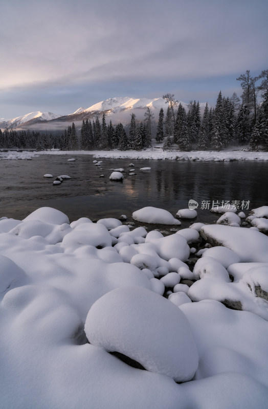 冬季新疆喀纳斯河雪景