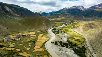 西藏高原山地乌云下的草原丘壑