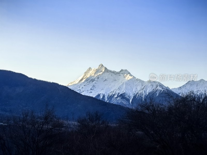 南迦巴瓦的日照雪山金顶