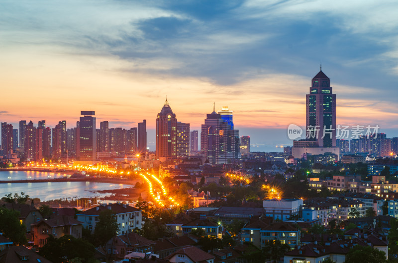 中国山东青岛小鱼山上俯瞰黄昏城市夜景