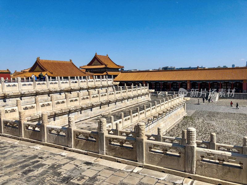 红墙古建筑间行人漫步