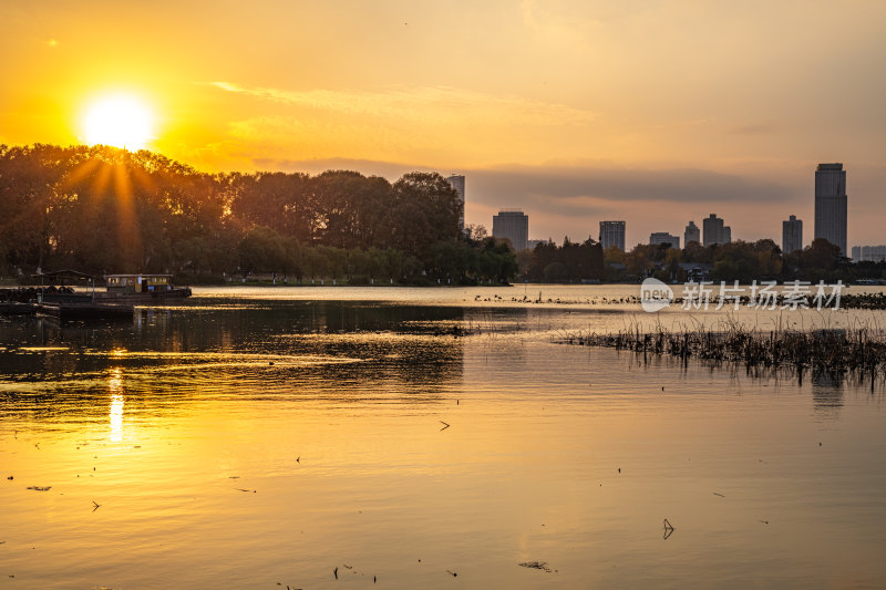 黄昏夕阳南京玄武湖城市建筑景观