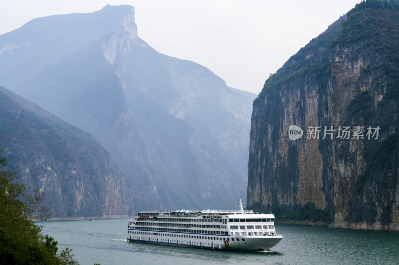 长江三峡奉节瞿塘峡中航行的豪华游轮