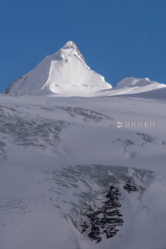 西藏那曲比如萨普神山圣山圣湖冰川壮丽景色