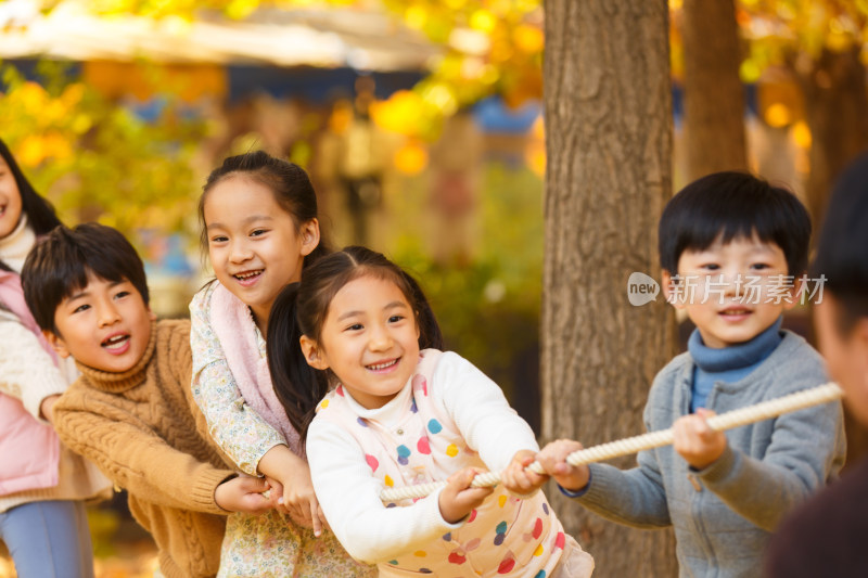 小学生在拔河比赛