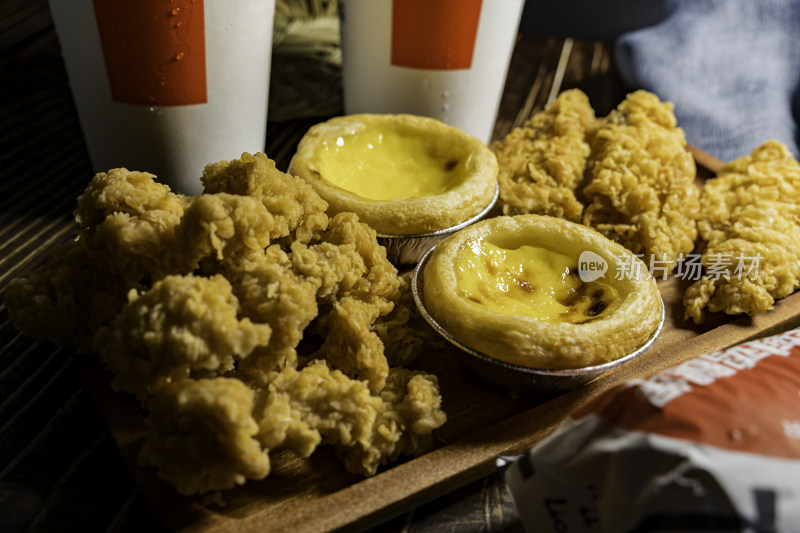 木制案板上的特色饮品奶茶及配料展示