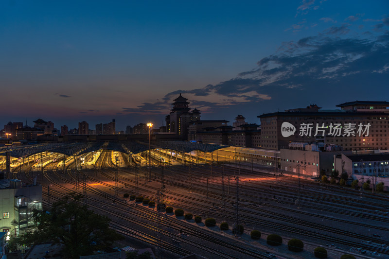 夜晚北京西站火车站的建筑