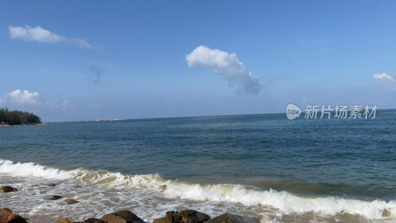 海南海滩海边礁石浪花