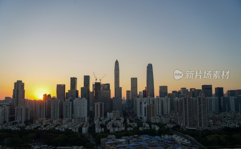 城市夜景鸟瞰，高楼林立灯火辉煌的景象